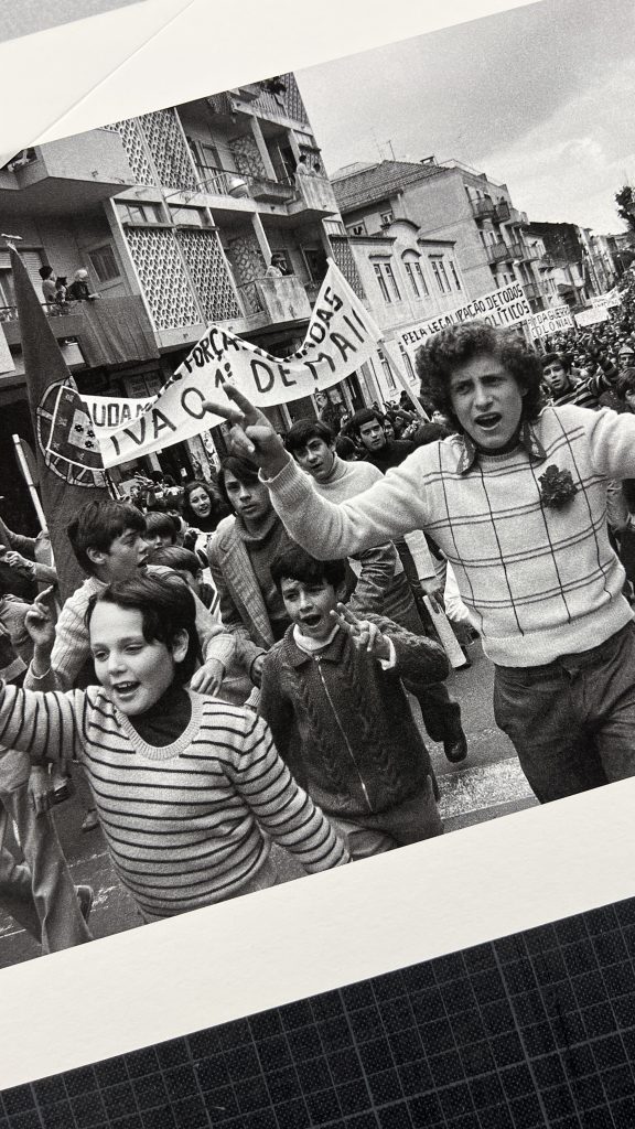 Fotografia do 25 de Abril de 1974 criada por Diogo Margarido e imprimida pela Pigmento Coolectivo